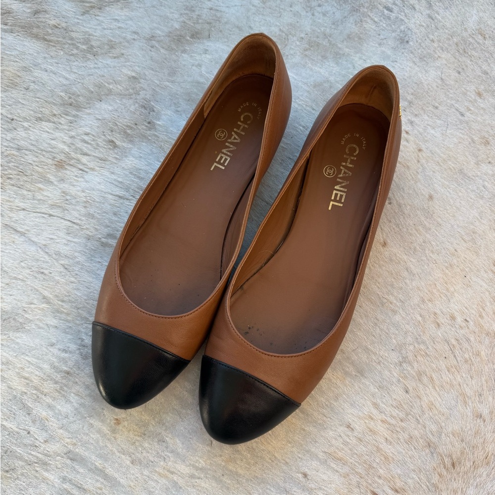 CHANEL Two-Tone Brown and Black Flats